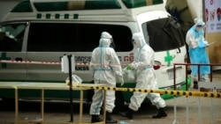 រូបឯកសារ៖ ក្រុមមន្ត្រីសុខាភិបាលស្ថិតក្នុងឯកសណ្ឋានការពារពីការឆ្លងជំងឺកូវីដ១៩ បញ្ជូនអ្នកជំងឺកូវីដ១៩ មកទទួលការព្យាបាលនៅមណ្ឌលព្យាបាល នៅកោះពេជ្រ រាជធានីភ្នំពេញ ថ្ងៃទី១៥ ខែមេសា ឆ្នាំ២០២១។ (ហ៊ាន សុជាតា/វីអូអេ)