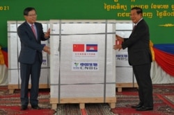 រូបឯកសារ៖ ឯកអគ្គរដ្ឋទូតចិនប្រចាំកម្ពុជាលោក Wang Wentian បានប្រគល់វ៉ាក់សាំងបង្ការជំងឺកូវីដ១៩ របស់ក្រុមហ៊ុនឱសថចិន Sinopharm ដល់នាយករដ្ឋមន្ត្រីកម្ពុជាលោក ហ៊ុន សែន នៅអាកាសយានដ្ឋានអន្តរជាតិភ្នំពេញ កាលពីថ្ងៃអាទិត្យ ទី៧ ខែកុម្ភៈ ឆ្នាំ២០២១។