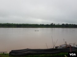 អ្នក​នេសាទ​ម្នាក់​បាន​ប្រមូល​សំណាញ៉​នេសាទ​ត្រី​លើ​ទន្លេ​មេគង្គ​ក្បែរ​ស្រុក Chiang Khan ប្រទេស​ថៃ កាល​ពី​ថ្ងៃ​ទី ២៤ កក្កដា​ ២០១៦។ (នៅ​ វណ្ណារិន/VOA​)