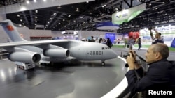 ARHIVA - Avioni Y-20 na sajmu vazduhoplovstva u Pekingu, 2015. (Foto: Reuters/Jason Lee)