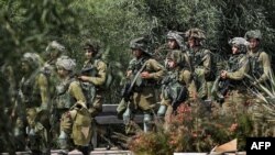 ទាហាន​អ៊ីស្រាអែល​ឈរជើង​នៅ​តំបន់​ច្រកចេញចូលមួយកន្លែង​ក្បែរ​ព្រំដែន​តំបន់ Gaza Strip នៅ​ក្រុង Sderot ភាគខាងត្បូងប្រទេសអ៊ីស្រាអែល ថ្ងៃទី ១២ ខែតុលា ឆ្នាំ ២០២៣។ 