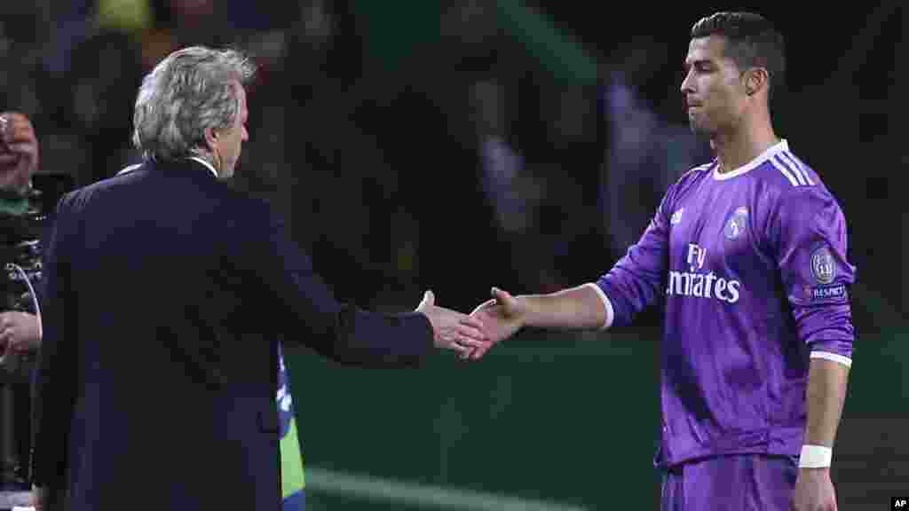 Cristiano Ronaldo, du Real Madrid, se serre la main avec l'entraîneur du Sporting Jorge Jesus, lors d'un match de football entre le Sporting CP et le Real Madrid, au stade Alvalade de Lisbonne, le 22 novembre 2016.