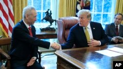 资料照：美国总统特朗普在白宫椭圆形办公室会见中国国家副总理刘鹤(2019年4月4日)