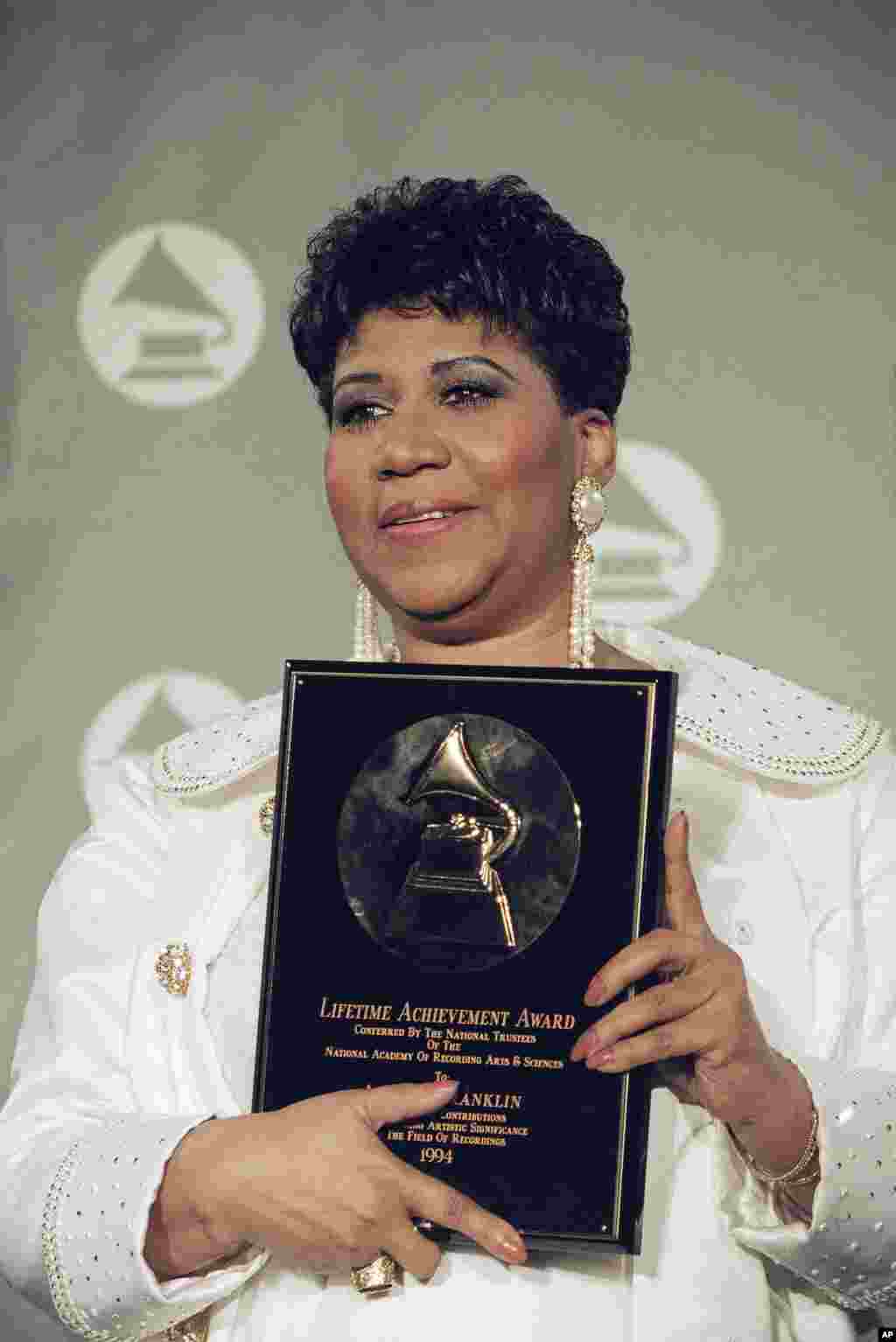 Aretha Franklin holds her award for lifetime achievement backstage at the 36th Annual Grammy Awards ceremonies at New York's Radio City Music Hall, March 1, 1994.