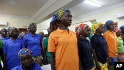 Les filles de Chibok récemment libérées des mains de Boko Haram à Abuja, Nigeria. 8 mai 2017.