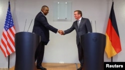 Міністри оборони США Ллойд Остін та Німеччини Борис Пісторіус, Берлін, 19 січня 2023. REUTERS/Fabrizio Bensch