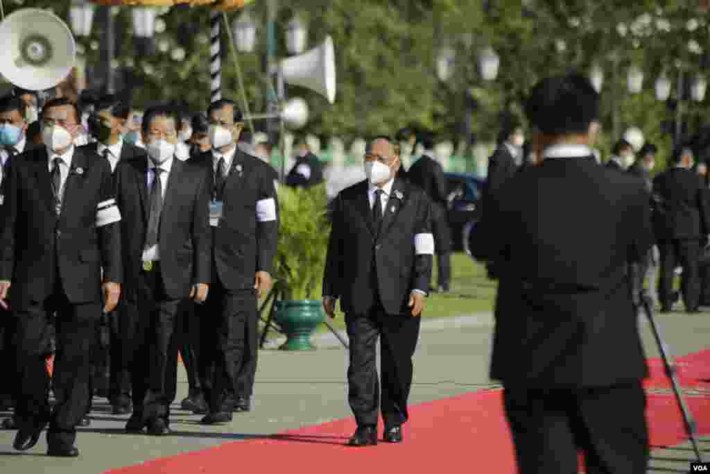 លោក ហេង​ សំរិន​ ប្រធាន​រដ្ឋសភា​ ចូលរួម​ពិធី​បូជា​ព្រះ​សព​របស់​សម្តេច​ក្រុម​ព្រះ​ ​នរោត្តម​ រណឫទ្ធិ​ នៅ​វាល​ព្រះមេរុ ​មុខ​​វត្តបុទមវតី​ រាជធានី​ភ្នំពេញ​ ថ្ងៃទី៨​ ខែធ្នូ​ ឆ្នាំ​២០២១។ (ហ៊ាន សុជាតា/វីអូអេ)