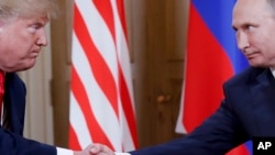 资料照：美国总统特朗普（左）和俄罗斯总统普京（右）在芬兰赫尔辛基总统府举行会晤。（2018年7月16日）