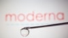 El logotipo de Moderna se refleja en una gota en la aguja de una jeringa en esta ilustración tomada el 9 de noviembre de 2020