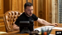 Русија долго време користеше пропаганда за да ја прикрие својата слабост и глупоста на нејзината влада. И сега има толку многу хаос што ниту една лага не може да го скрие, рече украинскиот претседател