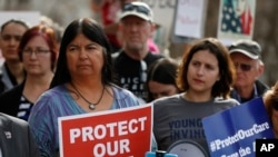 美國科羅拉多州參議院民主黨籍參議員艾琳·阿吉拉爾（左）與平價醫療法案支持者一起參加抗議活動，反對廢除這一法案。