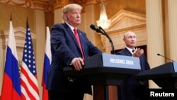 El presidente de Rusia, Vladimir Putin, hace un gesto durante una conferencia de prensa conjunta con el presidente de los Estados Unidos, Donald Trump, después de su reunión en Helsinki, Finlandia, el 16 de julio de 2018.