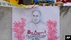 Un cartel que representa al Papa Francisco leyendo "feliz aniversario" se ve frente al Policlínico Agostino Gemelli, en Roma, el 13 de marzo de 2025, donde el Pontífice está hospitalizado desde el viernes 14 de febrero.