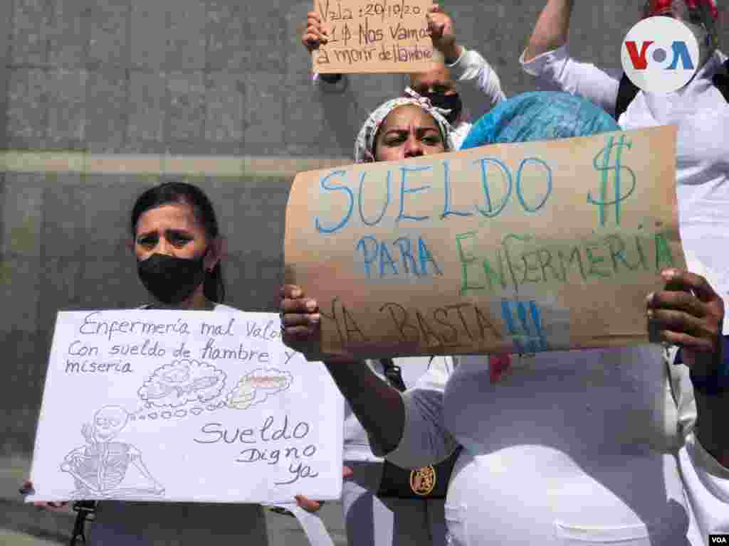 A pesar de que el bolívar sigue siendo la moneda oficial, especialistas estiman la dolarización está entre el 60% y 70%. Foto: Álvaro Algarra, VOA.