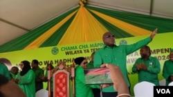 Baadi ya viongozi na wafuasi wa chama kilichopo madarakani, Chama Cha Mapinduzi (CCM) wakati wa kampeni wilayani Temeke. Picha na VOA/Egberth Alfred