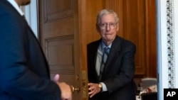 “Я наполегливо працював, щоб пакет національної безпеки був ухвалений на початку цього місяця. У мене багато недоліків, але нерозуміння політики не є одним із них", - сказав Макконнелл. Фото: AP/Jacquelyn Marti