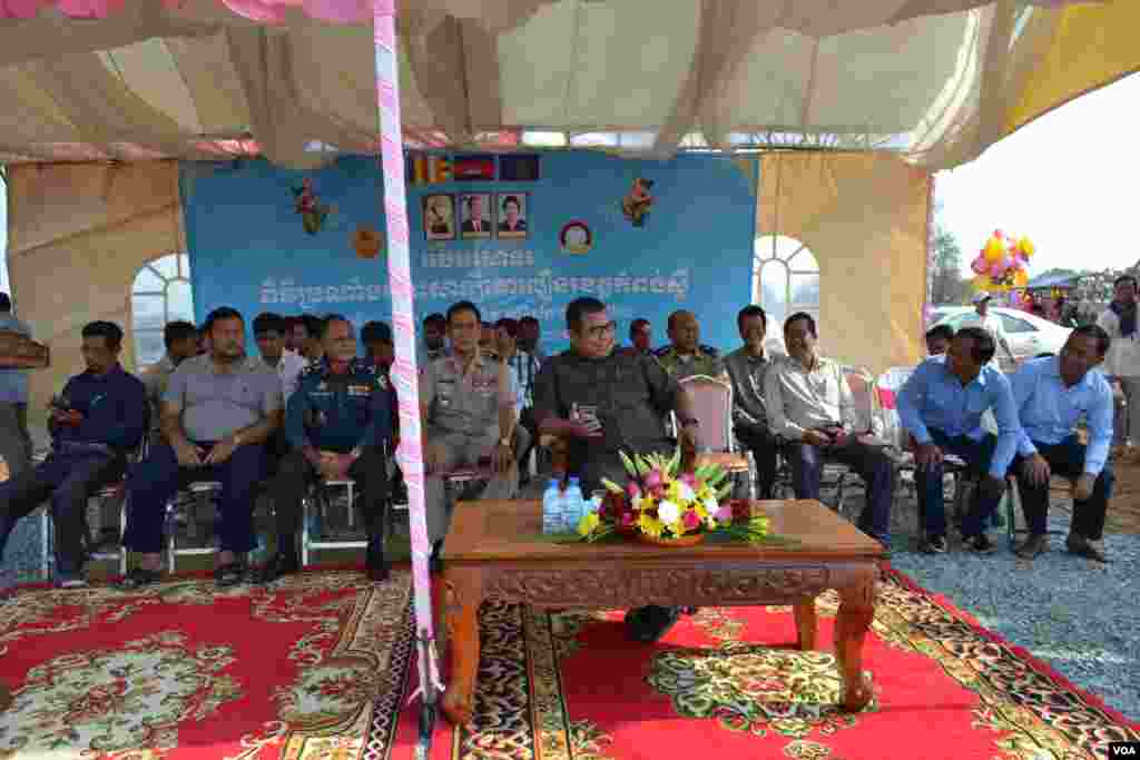 អភិបាលខេត្តរង​នៃ​ខេត្ត​កំពង់ស្ពឺ​ លោក​ សរ​ សុពុត្រា​ ចូលរួម​ក្នុង​ការ​ប្រណាំង​រទេះ​សាឡីគោ​នៅ​ឃុំ​រលាំងគ្រើល ស្រុក​សំរោងទោង ខេត្ត​កំពង់ស្ពឺ កាល​ពី​ថ្ងៃ​ទី​០៧ ខែមេសា ឆ្នាំ​២០១៩។ (ណឹម សុភ័ក្រ្តបញ្ញា/VOA)