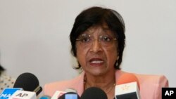 ARCHIVO- En esta foto de archivo del jueves 29 de mayo de 2014, la entonces Comisionada de Derechos Humanos de la ONU, Navi Pillay, habla durante una conferencia de prensa en Rabat, Marruecos. Ella encabeza al grupo de expertos que investiga las violaciones a los DDHH en Gaza.