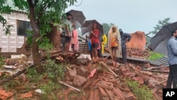 Watu wakiangalia juhudi za uokoaji baada ya maporomoko kutokea katika kijiji cha Taliye, magharibi ya jimbo la Maharashtra, Ijumaa, Julai 23, 2021.