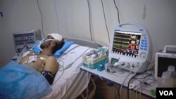 Un herido recibe atención intensiva en un hospital en la asediada ciudad de Misrata.