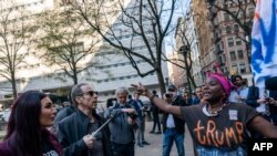 Demonstranti protestuju ispred Krivičnog suda na Menhetnu, prvog dana suđenja bivšem predsedniku Donaldu Trampu, 15. aprila 2024.