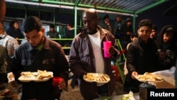 Wahamiaji kutoka Haiti, Venezuela, Nicaragua na Colombia wapokea chakula katika mji Mexico City