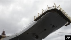 印度购买的俄罗斯改装的苏联时代的一艘航母 戈尔什科夫号，目前改名为维克拉玛蒂亚号的航母，2009年7月2号停靠在北方城市阿尔汉格尔斯科的谢夫马沙造船厂。