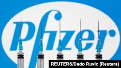 រូបឯកសារ៖ បដាសម្គាល់ក្រុមហ៊ុន Pfizer ត្រូវបានថតនៅថ្ងៃទី១០ ខែវិច្ឆិកា ឆ្នាំ២០២០។