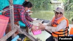 លោក​ទេសរដ្ឋមន្ត្រី​ គន់ គីម អនុប្រធាន​ទី១ គណៈកម្មាធិការ​ជាតិ​គ្រប់គ្រង​គ្រោះមហន្តរាយ ចុះ​ជួប​ពលរដ្ឋ​នៅ​​​ស្រុក​មង្គលបុរី ខេត្ត​បន្ទាយមានជ័យ ​កាល​​ពី​ថ្ងៃ​ទី​២៨ ខែ​កញ្ញា ឆ្នាំ​២០២១។ (ហ្វេសប៊ុក/គណៈកម្មាធិការ​ជាតិ​គ្រប់គ្រង​គ្រោះមហន្តរាយ)