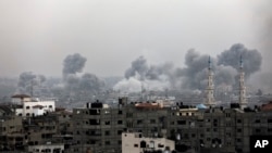 Dim se diže nakon izraelskog bombardovanja grada Gaze, u nedjelju, 29. oktobra 2023. (AP Photo/Abed Khaled)