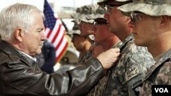El secretario de Defensa, Robert Gates, condecora a soldados el mes pasado en Afganistán.