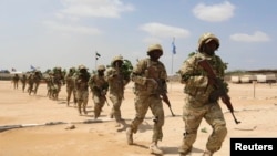 រូបភាព​ឯកសារ៖ យោធា​សូម៉ាលី​បង្ហាញ​ជំនាញ​ការពារ​ខ្លួន បន្ទាប់​ពី​បាន​ចូលរួម​ក្នុង​វគ្គ​ហ្វឹកហាត់​យោធា​ នៅ​ក្នុង​ក្រុង Mogadishu ប្រទេស​សូម៉ាលី កាលពី​ថ្ងៃទី២០ ខែមករា ឆ្នាំ២០១៦។