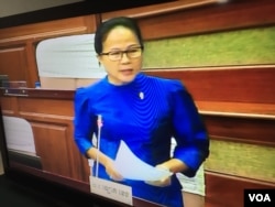 អ្នកស្រី​ ឡោក ខេង​ សមាជិក​សភាមកពីគណបក្ស​ប្រជាជនកម្ពុជា​ថ្លែងកោតសរសើរ​ពីការ​រីក​ចម្រើន​ក្នុង​ប្រទេស​នារដ្ឋសភា កាលពីថ្ងៃទី​ ១៧​ ខែ​ វិច្ឆិកា​ ឆ្នាំ​ ២០១៧​។ (ហ៊ុល រស្មី/VOA)