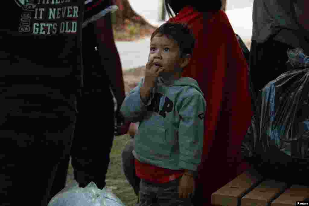 Un niño espera transporte a un lugar seguro después de que un grupo de migrantes, en su mayoría venezolanos, que fueron enviados en autobús desde un centro de detención en Texas, fueran dejados frente al Observatorio Naval, la residencia oficial de la vicepresidenta estadounidense Kamala Harris, en Washington, el 17 de septiembre , 2022. REUTERS/Marat Sadana