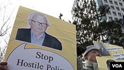 En Seúl, Corea del Norte, manifestantes con la foto del enviado estadounidense, Stephen Bosworth, critican las políticas contra el Norte.