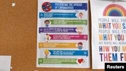 Carteles como este advierten y recuerdan a la población las medidas que debe tomar para protegerse del coronavirus.