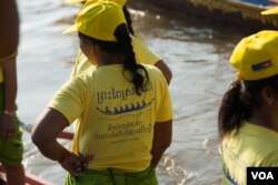 កីឡាការនី​ម្នាក់​ពាក់អាវ​យឺត​ពណ៌លឿង​ដែល​សរសេរថា​ «និយាយ​ថា​ទេ​ចំពោះ​អំពើ​ហិង្សា​លើស្រ្តី» ដែល​ត្រូវ​បាន​ឧបត្ថម្ភ​ដោយសហភាព​អឺរ៉ុប​ប្រចាំ​នៅ​កម្ពុជាកាលពី​ព្រឹក​ថ្ងៃទី​២១ ខែវិច្ឆិកា ឆ្នាំ២០១៨ រាជធានី​ភ្នំពេញ​ ប្រទេស​កម្ពុជា។ (ទុំ ម្លិះ/VOA)