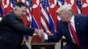 Severnokorejski lider Kim Džong Un i predsednik Donald Tramp rukuju se na samitu udemilitarizovanoj zoni, 30 jun 2019.