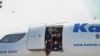Los afganos se suben a un avión y se sientan junto a la puerta mientras esperan en el aeropuerto de Kabul en Kabul el 16 de agosto de 2021.