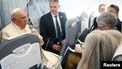 کنفرانس خبری پاپ فرانسیس در پرواز بازگشت از سفر سه روزه خود به مجارستان 