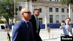 Walt Nauta, asistente personal del expresidente estadounidense Donald Trump, llega al edificio de justicia federal James Lawrence King en Miami, el 6 de julio de 2023