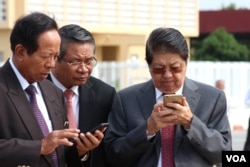 រូបឯកសារ៖ មន្រ្តី​ជាន់​ខ្ពស់រាជរដ្ឋាភិបាល​កម្ពុជា​កំពុងប្រើប្រាស់ ​Smart Phone (ទូរស័ព្ទ​ដៃ​ទំនើប) ខណៈដែលកំពុងរង់ចាំ​លោក​នាយករដ្ឋមន្ត្រី ហ៊ុន សែន ត្រឡប់មក​ពីទស្សនកិច្ចនៅឯប្រទេសបារាំងវិញ​ កាល​ពី​ថ្ងៃ​ទី២៨ ខែតុលា ឆ្នាំ២០១៥។