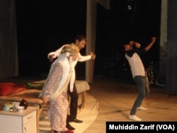 O’sh shahrida, Bobur nomidagi o’zbek akademik drama teatrida Oytoji Shabdonova (chapda, oldinda) ijro etgan rollardan biri