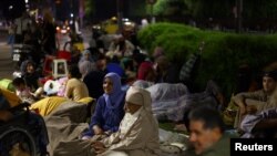 Residentes descansan en el centro de Marrakech tras un poderoso terremoto en Marruecos, el 9 de septiembre de 2023. REUTERS/Hannah McKay