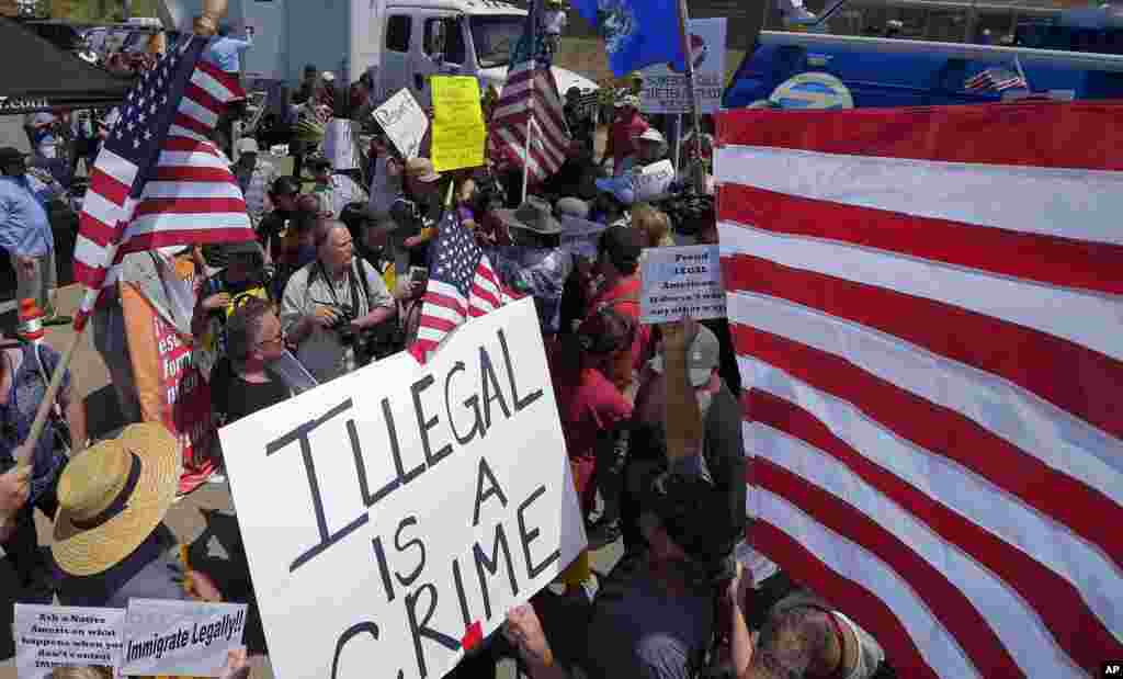 Muhojirlarga qarshi o'tkazilgan namoyish, Murrieta, Kaliforniya, 1-iyul, 2014-yil.