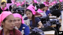 រូបឯកសារ៖ កម្មកររោងចក្រ​កម្ពុជា​កំពុង​ដេរ​សម្លៀកបំពាក់​ក្នុង​រោងចក្រ​មួយ ក្នុង​តំបន់​សេដ្ឋកិច្ច​ពិសេស​ នៅ​ជាយ​រាជធានី​ភ្នំពេញ កាល​ពី​ថ្ងៃ​ពុធ​ ទី​២៣ ខែសីហា ឆ្នាំ​២០១៧។ (AP Photo/Heng Sinith) 