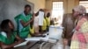 Une femme se prépare à voter pour les élections locales au Mozambique, le 10 octobre 2018.