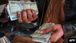 یو ډالر په اتیا افغانۍ شوی.