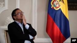 ARCHIVO - El presidente de Colombia, Gustavo Petro, previo a ofrecer una conferencia de prensa a los 100 días de su gobierno, en el Palacio de Nariño en Bogotá, Colombia, el 15 de noviembre de 2022.