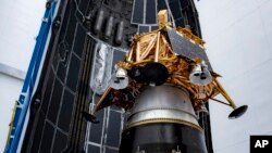 На этой фотографии, предоставленной SpaceX в январе 2025 года, видно, как лунный посадочный модуль Firefly Aerospace Blue Ghost помещается в обтекатель ракеты.